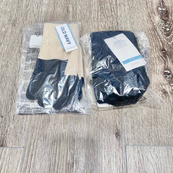 OLD NAVY MAGIC GLOVES AND COZY SOCK BUNDLE - Picture 5 of 6